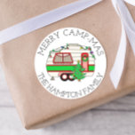 God Camp-mas! Funny Camping Pun-jul Runt Klistermärke<br><div class="desc">Kampanj julklistermärken. Cute hand plockade retro vintage RV dekorerade i ljus under jul.</div>