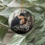 God dag efter | Bröllop Photo Julgransprydnad Keramik<br><div class="desc">Elegantens fotodekoration för nylweds har ett favoritfoto från bröllop på vardera helgdag,  med "Merrily Now After" överlagt med ett vitt kalligrafiskt skript. Anpassa med din namn och bröllop-dejt på baksidan.</div>