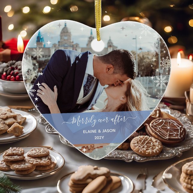 God dag efter + vår första jul 2 foton julgransprydnad keramik (Merrily Ever After 1st Christmas Ornament Newlyweds 2 Photos Elegant Modern Calligraphy Snowflakes)