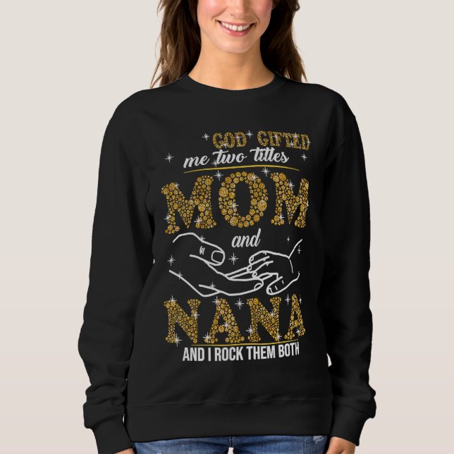 God ed Me Two Titles Mom And Nana Bling T Shirt (Framsida)