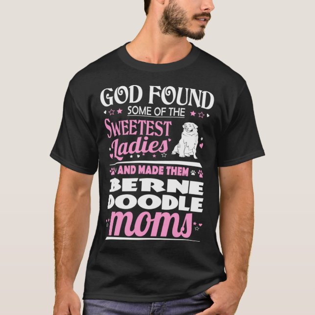 God Found Sweetest Ladies Made Them Bernedoodle Mo T Shirt (Framsida)