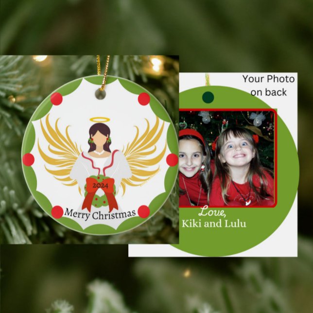 God Grönt i julangeln, andningsfamilj Foto Namn Julgransprydnad Keramik (Custom Photo Ornament with Angel Wreath, Name, Year in red, green, yellow and white.)