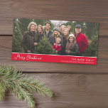 God jul - 1 vågrät- eller panoramafoto julkort<br><div class="desc">Använda ett långt vågrät - eller ett panoramabild för den här julkortsdesignen. Minimidesignen omfattar ett rött pub med ett vitt skript hälsning. Lägg till familjen namnteckning och familjen namn eller hälsning på grund.</div>