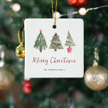 God jul, 3 Träd Julgransprydnad Keramik<br><div class="desc">Enkel dekoration vid jul. Konstruktionen har 3 vattenfärgsformat julgranar,  titeln "God jul i fesetive red calligraphy script" och namn.</div>
