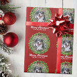 God jul Anpassningsbar Hund Foto Red Presentpapper<br><div class="desc">Vackra anpassningsbar som gör att julen är papper med en grönt helgdag krans mot en röd bakgrund. Byt ut med hund foto mitt i andedräkten eller lägg till en personlig katt bild för dina vänner och din familj. God jul är skrivet i vitt. Anpassa med din egen text under.</div>