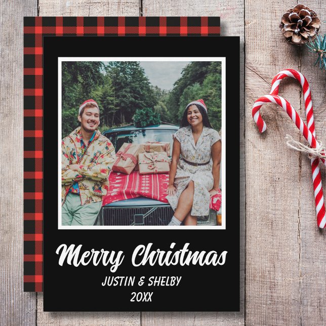 God jul Anpassningsbar Photo Julkort (Merry Christmas Holiday Photo Card in Red and Black Plaid with Custom Name & Year.)