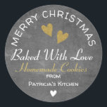 God jul bakat med Kärlek Cookies Chalkboard Runt Klistermärke<br><div class="desc">Bakad med kärlek-klistermärken för dina hemmade cookies-presentpåsar den här julhelgen. Anpassa med ditt namn.</div>