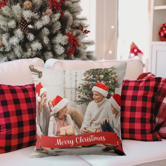 God jul Banner Anpassningsbar Photo Kudde (Add your favorite photo to this festive pillow that features a red banner that says Merry Christmas.)