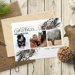 God jul Black Winter Pinecone Botanical Ho Helg Vykort<br><div class="desc">Vi presenterar vårt God jul Black Winter Pinecone Calligraphy Botanical Photo Helgdag Postcard! Det här vackra kortet innehåller tre av dina favoritfoton, perfekt arrangerat med ett trendig, löst arrangemang om botaniskt inslag som gräs-koner och bär. Den handskrivna kalligrafin tillför en aning charm och elegans. skapar det här perfekten för att...</div>