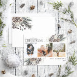 God jul Black Winter Pinecone Botanical Ho Julkort<br><div class="desc">Vi presenterar vårt botaniska fotoportet God jul Black Winter Pinecone Calligraphy Helgdag Card! Det här vackra kortet innehåller tre av dina favoritfoton, perfekt arrangerat med ett trendig, löst arrangemang om botaniskt inslag som gräs-koner och bär. Den handskrivna kalligrafin tillför en aning charm och elegans. skapar det här perfekten för att...</div>