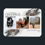 God jul Black Winter Pinecone Botanical Ho Magnet<br><div class="desc">Vi presenterar vår God jul Black Winter Pinecone Calligraphy Botanical Photo Helgdag Card Magnet! Det här vackra kortet innehåller tre av dina favoritfoton, perfekt arrangerat med ett trendig, löst arrangemang om botaniskt inslag som gräs-koner och bär. Den handskrivna kalligrafin tillför en aning charm och elegans. skapar det här perfekten för...</div>