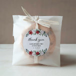 God jul | Blommigt Helgdag Bröllop Classic Runt Klistermärke<br><div class="desc">De här enkla och elegant helgdag,  som är bröllop,  är tack vare sin snyggt,  sina vattenfärgade buketter som består av moderna gröna och röda och vita julblommor på vit bakgrund. "Tack" för ord visas i trendigets calligraphy-skript.</div>