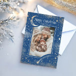 God jul Blue Photo Julkort<br><div class="desc">Fira julen med ett kort som verkligen är ur världen! Den här känslotemade designen har en marin blå bakgrund och en stjärnnattsbakgrund i guld som på ett vackert sätt sätter upp scenen för din familjs foto. Med sin rik, livfulla bildupplevelse, lyfter kortet julhelgens magi och glädje, som om varje detalj...</div>