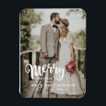 God jul | Bröllop Fotojul Magnet<br><div class="desc">Julmagnet är perfekt för att visa ditt favoritfoto bröllop. På framsidan öppnas fullt för ditt foto och ord "Merry" i ett fet,  vitt skriptteckensnitt med alternativ för anpassning med ditt efternamn och år.</div>