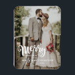 God jul | Bröllop Fotojul Magnet<br><div class="desc">Julmagnet är perfekt för att visa ditt favoritfoto bröllop. På framsidan öppnas fullt för ditt foto och ord "Merry" i ett fet,  vitt skriptteckensnitt med alternativ för anpassning med ditt efternamn och år.</div>