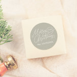 God jul Calligraphy Elegant Sage Grönt Runt Klistermärke<br><div class="desc">Lägg till en elegant till dina helgdag och kort med den här grönten runt "God jul"-klistermärket. Med "God jul" i snyggt skript med delikat blomning, är året kapslat i en av snurrande detaljerna och din familj namn ligger under. Bho mjuk grönt bakgrunden ge en lugn, festiv känsla. Perfekt för att...</div>