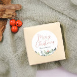 God jul Calligraphy & Family Namn Greenery Runt Klistermärke<br><div class="desc">En chic juldekal med "God jul" i elegantens röda manusjett. Under den tiden trycks din familj namn i klassisk serif-typografi. Grund på dekalen finns det en arrangemang av lush vinter-blad, ljusröda bär, holly och gräs. Perfekt för förslutning av kuvert, dekoration av presentlådor eller förskönande av festföremål! Koordinerande Helgdag finns tillgängliga...</div>