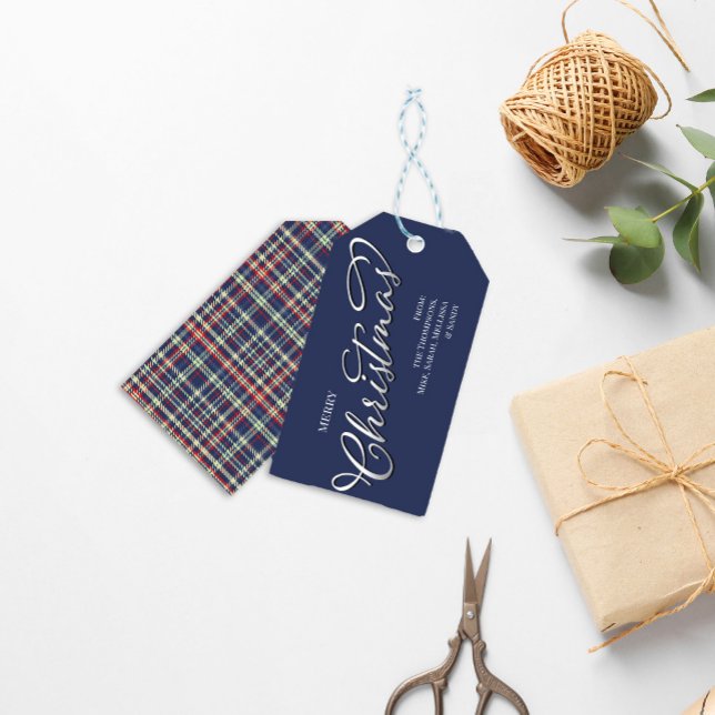 God jul Calligraphy Script Navy Blue Play Presentetikett (Merry Christmas stylish silver calligraphy script gift tag with a navy blue green plaid pattern. )