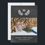 God jul | Chalkboard-titta med fotot Julkort<br><div class="desc">Det här rustiska helgdag innehåller två av dina personliga foton,  med en vit lagerkrans som omger ditt monogram på en svart krita som ser bakgrunden.</div>