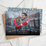 God jul Chic Skriptövertäckningsfoto Julkort<br><div class="desc">Prisvärda anpassningsbar tryckte ut julfotokort med enkla mallar för anpassning. Den här snyggten har en enkel fotoövertäckningsdesign med "God jul" i ett modernt calligraphy-skript. Anpassa den med din bild, namn, årstext eller annan anpassningsbar. Omvänd sida har plats för ytterligare foton eller text. Använda designen verktyg för att redigera texten typsnitt...</div>