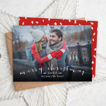 God jul Chic Skriptövertäckningsfoto Julkort<br><div class="desc">Prisvärda anpassningsbar tryckte ut julfotokort med enkla mallar för anpassning. Den här snyggten har en enkel fotoövertäckningsdesign med "God jul" i ett modernt calligraphy-skript. Anpassa den med din bild, namn, årstext eller annan anpassningsbar. Omvänd sida har plats för ytterligare foton eller text. Använda designen verktyg för att redigera texten typsnitt...</div>
