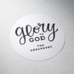 God jul | Christian Religiösa Faith Runt Klistermärke<br><div class="desc">Fira tron och familjen denna jul med det här inspirerande klistermärket "Glory to God", som innehåller modern kalligrafiskrift och möjligheten att anpassa sig till din familj namn. Perfekt för helgdagskort, presentemballering, stuvning, kyrkarrangemang eller studiegrupper i Bibeln. Denna trosbaserade design sprider glädje och hängivenhet under julsäsongen. Ett meningsfullt sätt att kärlek...</div>