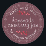 God jul, Cranberry Sylt Canning Burgundy Runt Klistermärke<br><div class="desc">Rustik och modern hemgjord jultomte sylt som konserverar tranbär sylt burk med dekal med texten som är gjord med kärlek, homemade cranberry sylt och ditt namn i modernt skript på burgundisk bakgrund med en snyggt kranbär. Lägg bara till ditt namn och produkten namn på etiketten. Enbart designad för dig av...</div>