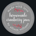 God jul, Cranberry Sylt Canning Runt Klistermärke<br><div class="desc">Rustik och modern hemgjord julburk i sylt som konserverar tranbär i sylt burk med kärlek, homemade tranbär i sylt och ditt namn med vita chic som kalligrafi och modern typografi på en mörk grått-bakgrund med en snyggt kranbär. Lägg bara till ditt namn och produkten namn på etiketten. Enbart designad för...</div>
