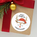 God jul Cute Kids Reindeer Runt Klistermärke<br><div class="desc">En söt renare ansikte med en jultomtehatt dekorerar det med ord God jul. Roligt för att dekorera julklappar och helgdag för att behandla påsar för grannar. Anpassa det med ditt namn. Designad av Blackberry Boulevard.</div>