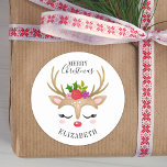 God jul Cute Reindeer Ansikte Runt Klistermärke<br><div class="desc">En söt renare ansikte dekorerar den med ord God jul. Roligt för att dekorera din flickas julklappar. Anpassa den till valfri namn. Designad för dig av Blackberry Boulevard.</div>