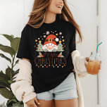 God jul Cute Whimsitive Festive Santa T Shirt<br><div class="desc">God jul Cute Whimsical Festive Santa Helgdagars Women's T-Shirts har en söt,  viskös jultomt accentuerad med Julgranar,  snöflingor,  jultomten ljus och holly med texten "God jul" i modern typografi. Perfekt som en gåva till familj och vänner till jul och helgdagar. Skapat av Evco Helgdagars www.zazzle.com/store/evcoholidays</div>
