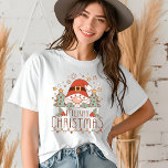 God jul Cute Whimsitive Festive Santa T Shirt<br><div class="desc">God jul Cute Whimsical Festive Santa Helgdagars Women's T-Shirts har en söt,  viskös jultomt accentuerad med Julgranar,  snöflingor,  jultomten ljus och holly med texten "God jul" i modern typografi. Perfekt som en gåva till familj och vänner till jul och helgdagar. Skapat av Evco Helgdagars www.zazzle.com/store/evcoholidays</div>
