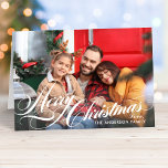 God jul Elegant Calligraphy Script Photo Helgkort<br><div class="desc">Skuggat julfotokort har en elegant vit kalligrafiskript för "God jul" som övertäcker designen med anpassningsbar som kan vara personlig med ditt namn,  årtalet och ett favoritfoto från stil. Insidan av kortet innehåller ytterligare text som kan vara personlig med ett anpassningsbar-meddelande. Photo kredit: Sunbeam Photography www.facebook.com/SunbeamPhotography</div>