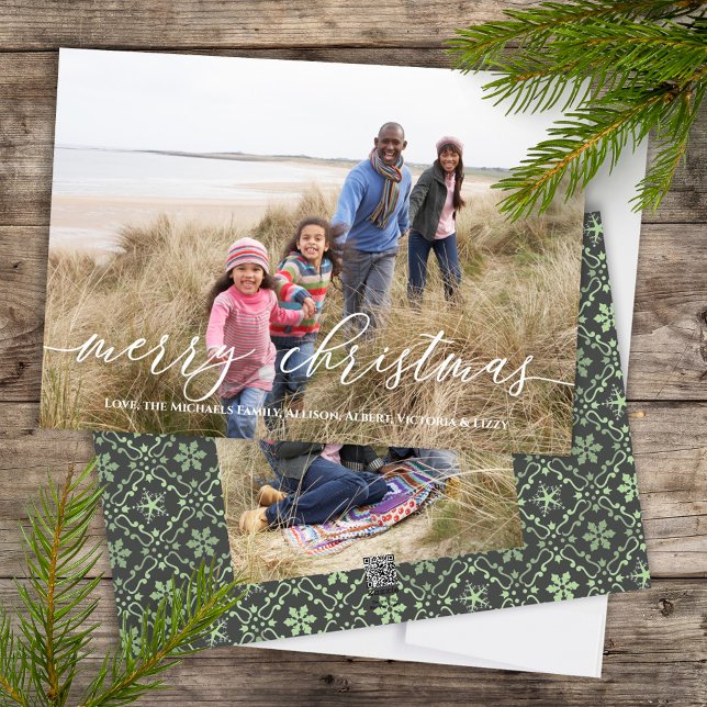 God jul Elegant Grönt Snöflake Två foto Julkort (Merry Christmas Calligraphy Script holiday photo card with elegant snowflake pattern)