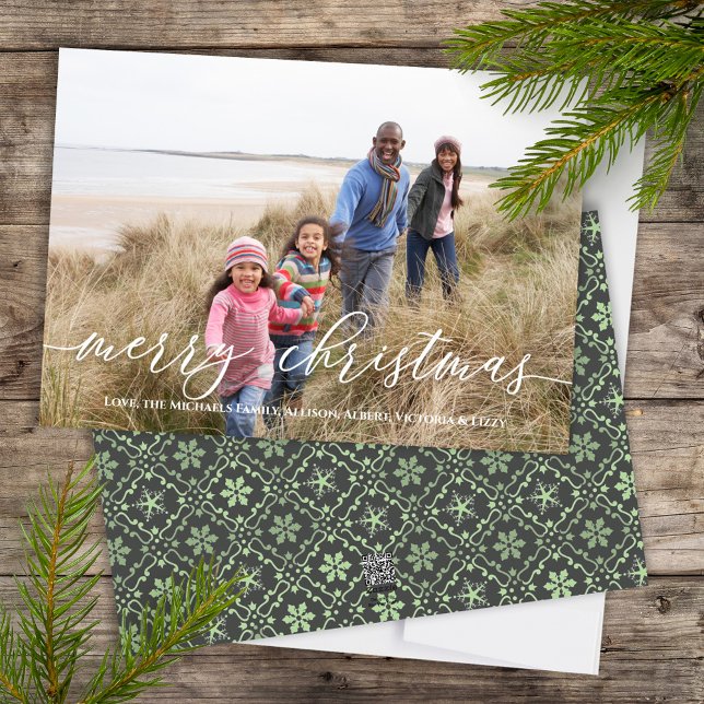 God jul Elegant Grönt Snowflake 1 Photo Julkort (Merry Christmas Calligraphy Script holiday photo card with elegant snowflake pattern)