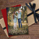 God Jul-Elegant - skript Fotojul Julkort<br><div class="desc">Den här enkla fullt för fotojulkort innehåller en blandning av elegantens serif och skripttext. Den vita texten visas ovanpå fotot. Anpassa med ditt namn.</div>