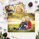 God jul Elegant White Script Photo Collage Julkort<br><div class="desc">Det klassiska fotokortet för skogslandet stil helgdag har en dubbelsidig utformning med fyra (4) foton, det vita skriptet "God jul" överlägg med anpassningsbar och illustrationer av löv, bär, poinsettias, gräs träd grenar, och en handbok som ramar de bilder som visas på kortets baksida. Bakgrunden har ett subtilt utseende med grått...</div>