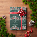 God jul Elegant Winter Greenery jul Presentpapper<br><div class="desc">Modern julklapp med papper elegant vinter,  grön och klumpig mot mörk grönt bakgrund. Den traditionella "God jul" från hälsning finns i handskrivna stil-typografi i klassform. Anpassa den här vackra helgdag papper med ditt namn.</div>