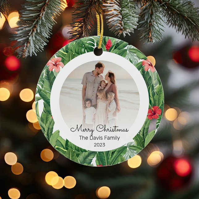 God jul-familjens foto Tropiskt blomma Löv Julgransprydnad Keramik (Personalizable family photo Christmas ornament decorated with tropical green leaves and red flowers)