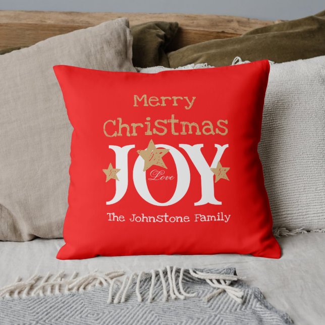 God jul Family Namn-skript Joy Red Kudde (Add a dash of extra Christmas Joy with these bright red, playful throw pillows.)