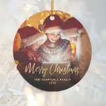God jul Family Photo Elegant Guld-skript Julgransprydnad Keramik<br><div class="desc">Sprid helgdag till vänner och familj med denna moderna keepéprydnad. Guld faux-folie står "God jul" i handskriftsskript för elegant. Byt ut exempelbilden mot ditt favoritfoto och lägg till familjen namn och året. Ett svart övertoningsfilter hjälper till att få texten att skjuta.</div>