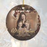 God jul Family Photo Guld Script Julgransprydnad Keramik<br><div class="desc">Sprid helgdag till vänner och familj med denna moderna keepéprydnad. Guld faux-folie står "God jul" i handskriftsskript för elegant. Byt ut exempelbilden mot ditt favoritfoto och lägg till familjen namn och året. Ett svart övertoningsfilter hjälper till att få texten att skjuta.</div>