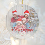 God jul Family Photo Red-skript Julgransprydnad Keramik<br><div class="desc">Sprid helgdag till vänner och familj med denna moderna keepéprydnad. Den röda texten lyder "God jul" i handskriftsskript för elegant. Byt ut exempelbilden mot ditt favoritfoto och lägg till familjen namn och året. Ett vitt övertoningsfilter hjälper till att göra så att texten visas.</div>