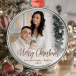 God jul Family Photo Ro Guld-skript Julgransprydnad Metall<br><div class="desc">Sprid helgdag till vänner och familj med denna moderna keepéprydnad. Ro faux-folie i guld står "God jul" i handskriftsskript för elegant. Byt ut exempelbilden mot ditt favoritfoto och lägg till familjen namn och året. Ett vitt övertoningsfilter hjälper till att göra så att texten visas.</div>