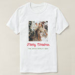 God jul Family Photo T Shirt<br><div class="desc">Bära den här "God jul Family Photo T-Shirt" vid jul-party eller att kylla hemma. Anpassa enkelt din familjefoto och din familj namn. Köp en t-shirt för varje familjemedlem så att ni alla matchar! *** Om du vill ha mer anpassning klickar du på länken "anpassa ytterligare" och användor verktyg som är...</div>