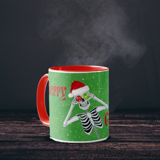 God jul Fånig Skeleton Ornament Ögon Hat Mugg (Fun Skeleton Ornament eyes Red Merry Christmas text on Green with gold flecks coffee or tea mug.)