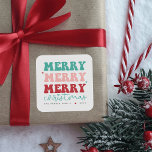 God jul Fet färglöst rödhjärta Fyrkantigt Klistermärke<br><div class="desc">Den dekala designen har fet, färglös text som upprepar "MERRY" från ord i rosa, rosa och grönt skuggor, vilket ger ett festligt utseende. "Jul" skrivs i ett skript med flytande grönt i avslappnad, med en liten hjärtedetalj på "i" brev för en lekfull beröring. Det finns anpassade för familjen namn och...</div>