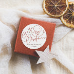 God jul Flourish Lettering Family Namn Runt Klistermärke<br><div class="desc">En elegant juldekal med "God jul" handskrivet i chicens manusjett med vackra blomningsfärger. Under visas din familj namn och året i klassiskt serif-typografi. Perfekt för förslutning av kuvert, dekoration av presentlådor eller förskönande av festföremål! Koordinerande Helgdag finns tillgängliga via samlingslänken på den här Glatta. Jag kan gärna meddela mig om...</div>
