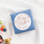 God jul Flourish Lettering Family Namn Runt Klistermärke<br><div class="desc">En elegant juldekal med "God jul" handskrivet i chicens manusjett med vackra blomningsfärger. Under visas din familj namn och året i klassiskt serif-typografi. Perfekt för förslutning av kuvert, dekoration av presentlådor eller förskönande av festföremål! Koordinerande Helgdag finns tillgängliga via samlingslänken på den här Glatta. Jag kan gärna meddela mig om...</div>