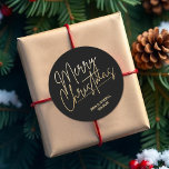 God jul för Guld-skript på svart Runt Klistermärke<br><div class="desc">God jul i ett faux-guld-folie och namn i chic,  dessa svarta klistermärken är snyggtar för alla julklappar i tillfälle. MER FÄRG och matchande produkter i vår samling.</div>